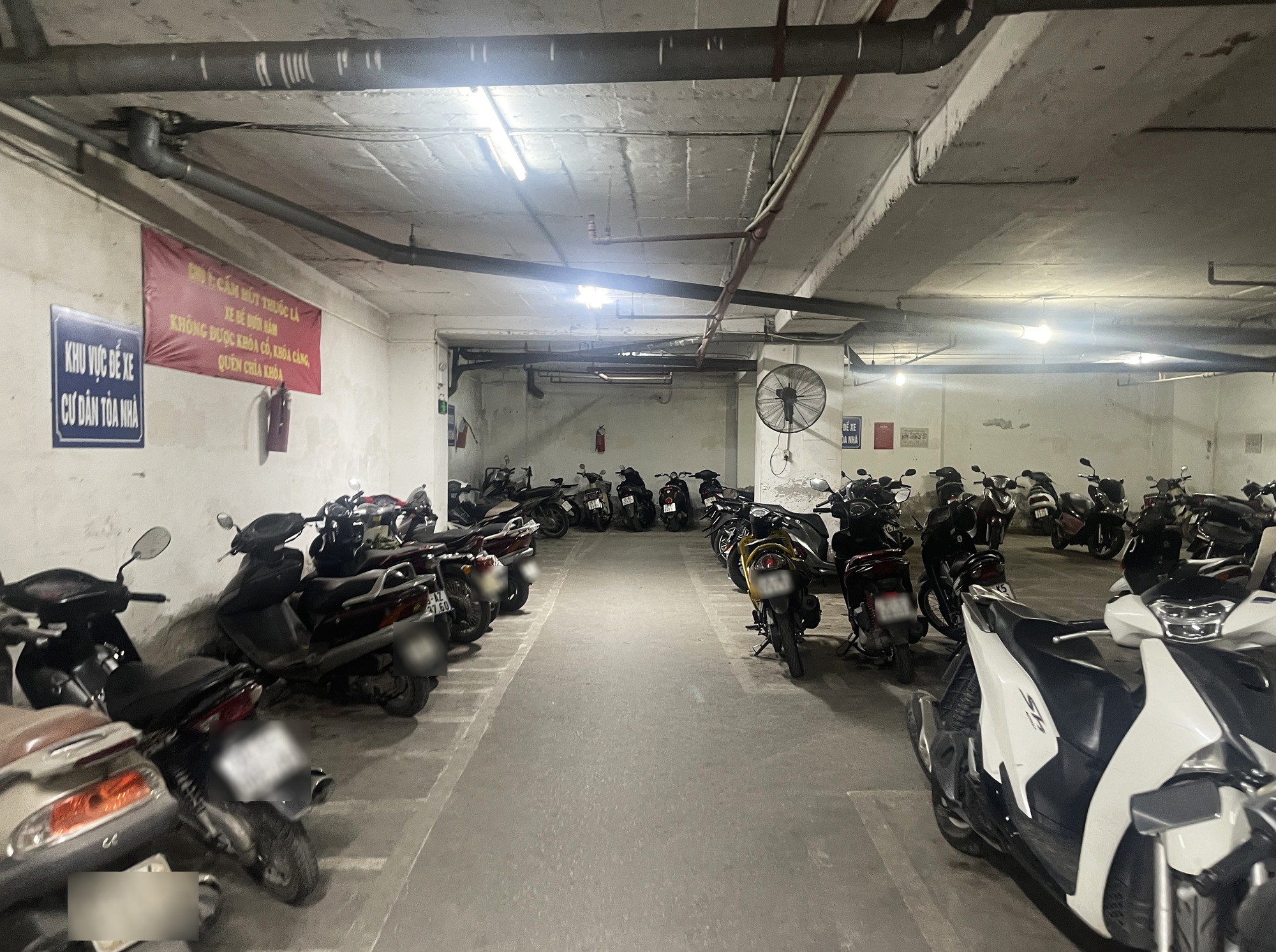 Hà Nội tiến tới không còn xe máy chạy xăng trong vành đai 1: Cư dân chung cư sạc pin xe điện ở đâu?- Ảnh 2.