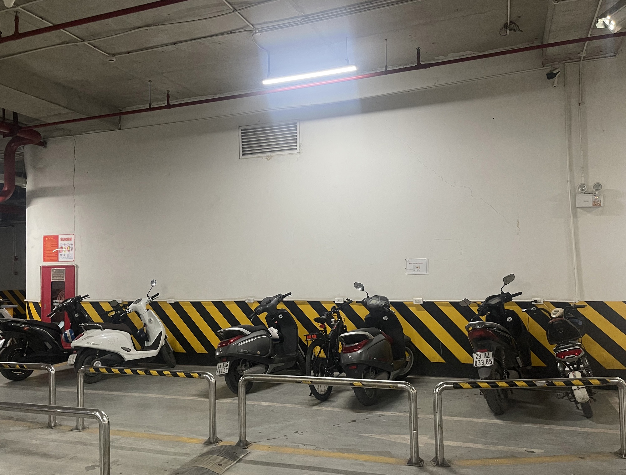 Hà Nội tiến tới không còn xe máy chạy xăng trong vành đai 1: Cư dân chung cư sạc pin xe điện ở đâu?- Ảnh 3.