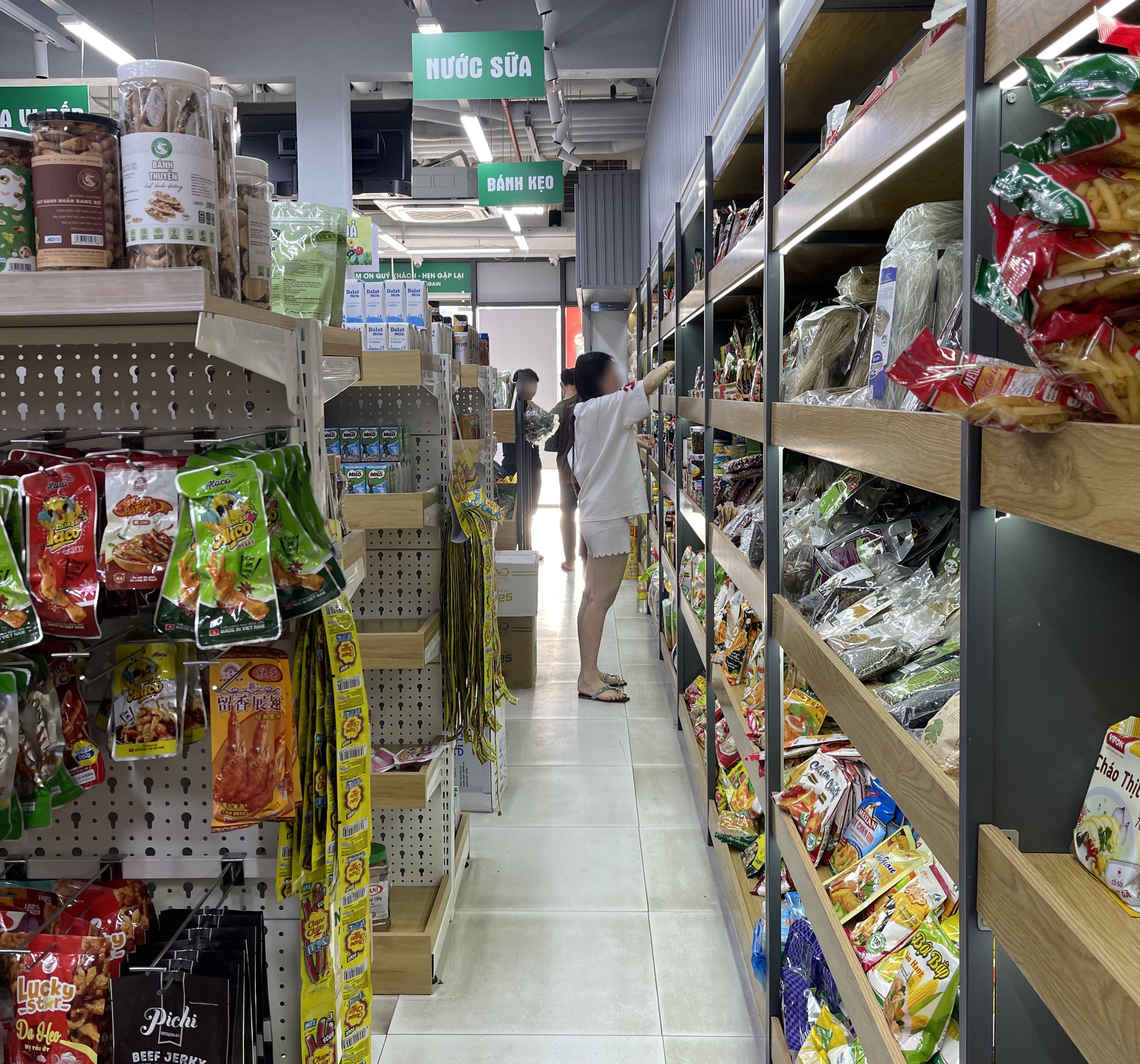 Một siêu thị ở Hà Nội dán ảnh trẻ em kèm cảnh báo trộm cắp trước cửa: Ghi nhận mới nhất!- Ảnh 4.