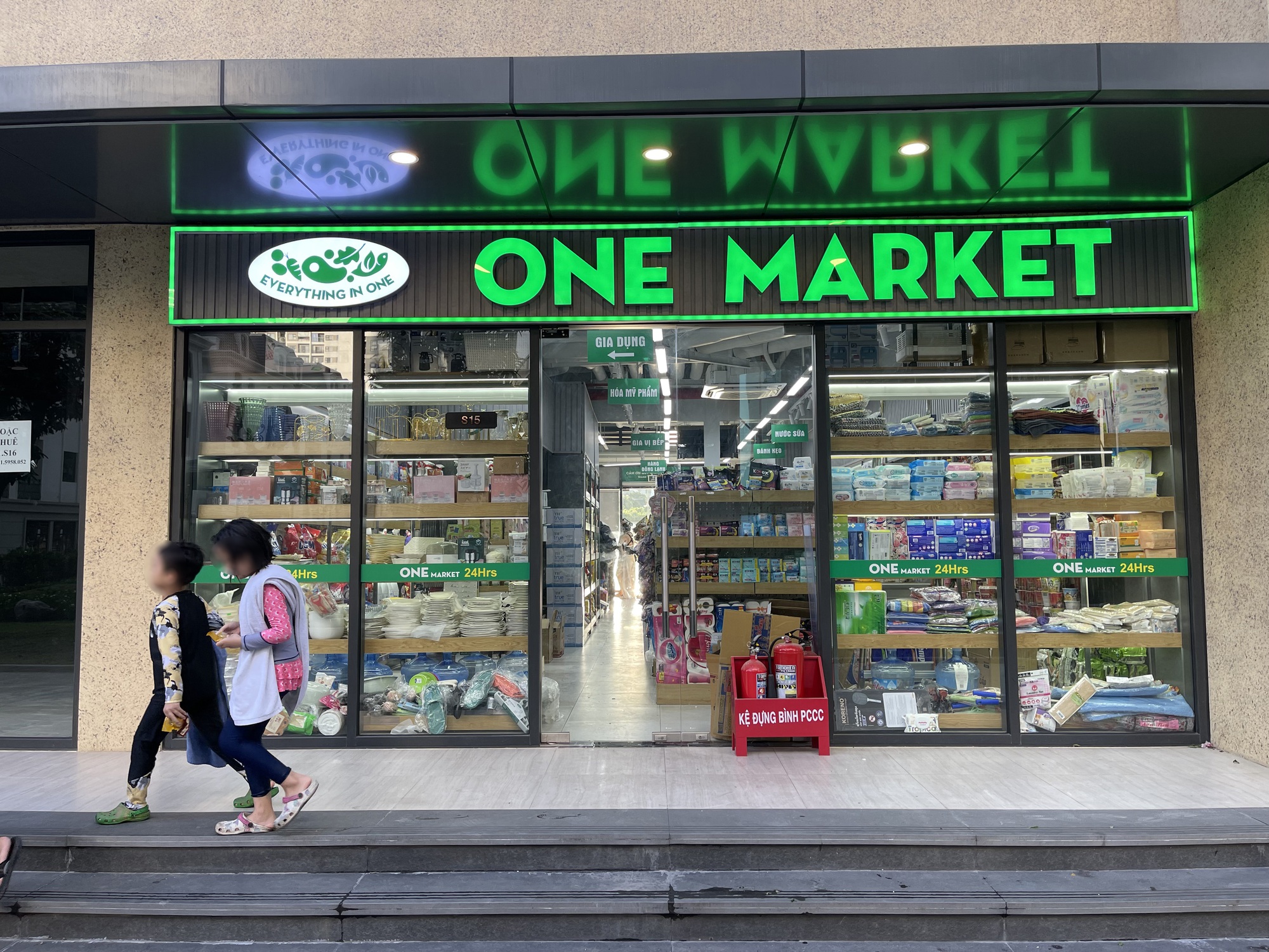 Một siêu thị ở Hà Nội dán ảnh trẻ em kèm cảnh báo trộm cắp trước cửa: Ghi nhận mới nhất!- Ảnh 3.