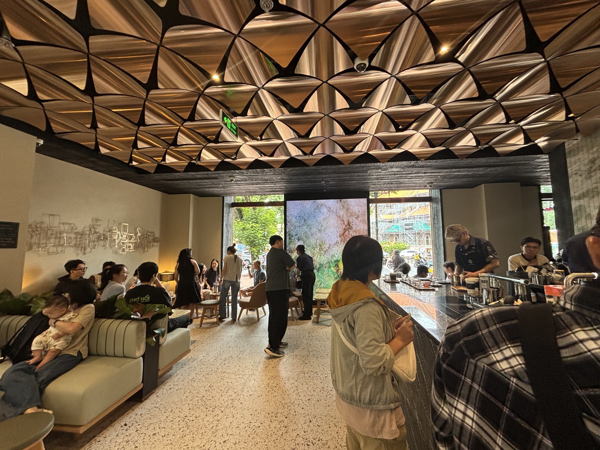 Cảnh tượng bất ngờ xảy ra trong ngày khai trương Starbucks mới sau khi từ bỏ mặt bằng cũ gần 1 tỷ/tháng- Ảnh 11.