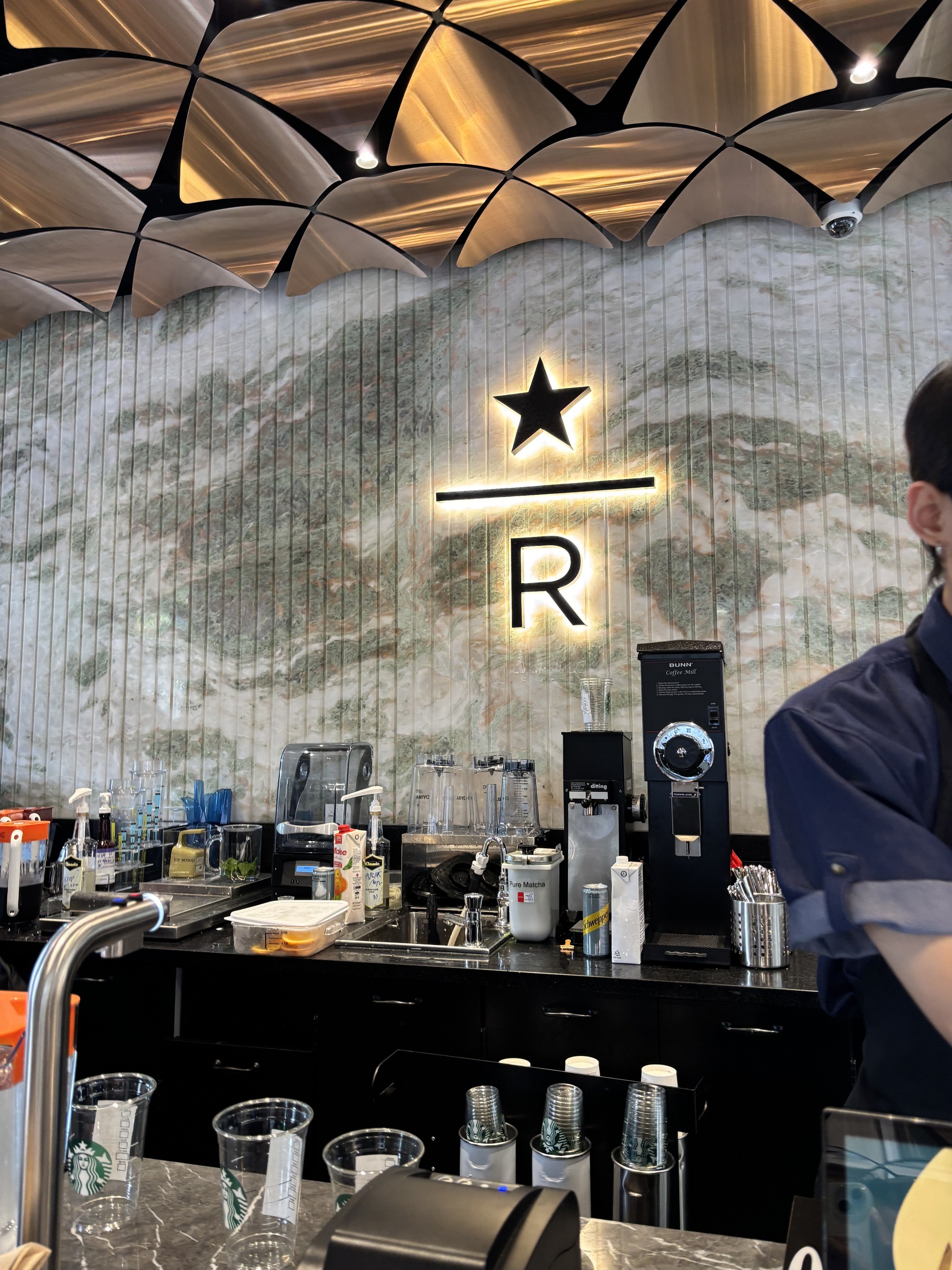 Cảnh tượng bất ngờ xảy ra trong ngày khai trương Starbucks mới sau khi từ bỏ mặt bằng cũ gần 1 tỷ/tháng- Ảnh 5.