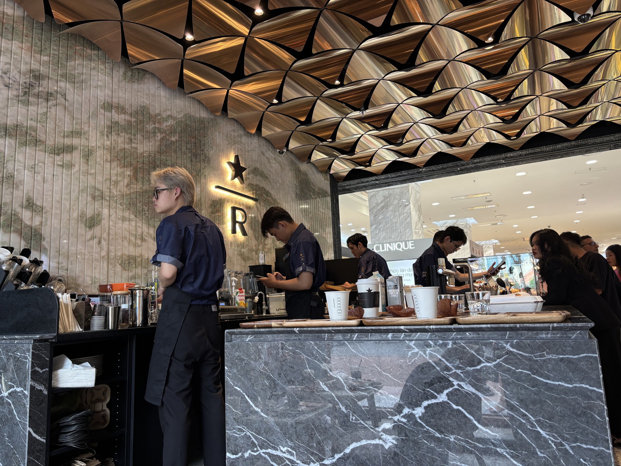 Cảnh tượng bất ngờ xảy ra trong ngày khai trương Starbucks mới sau khi từ bỏ mặt bằng cũ gần 1 tỷ/tháng- Ảnh 9.