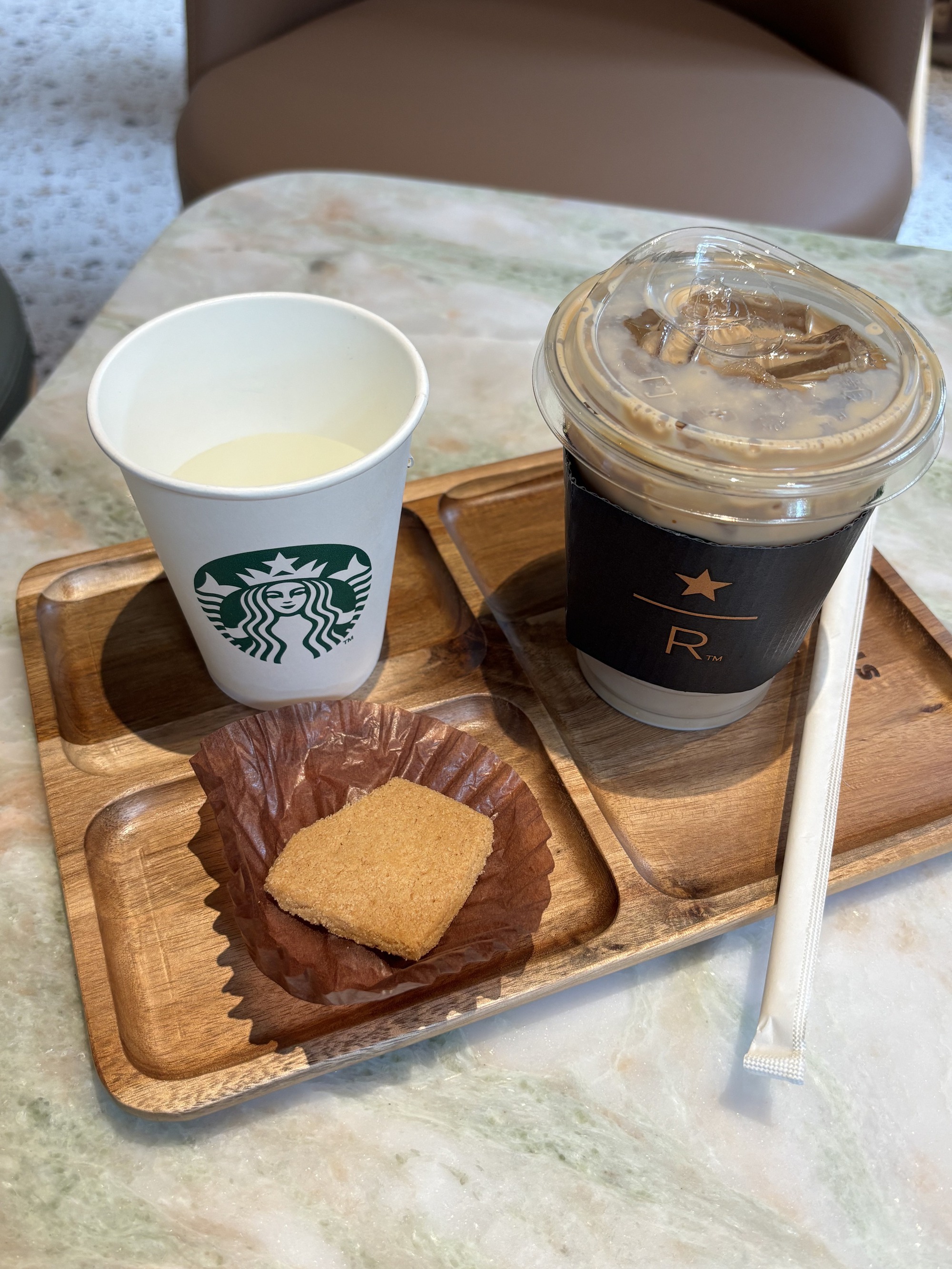 Cảnh tượng bất ngờ xảy ra trong ngày khai trương Starbucks mới sau khi từ bỏ mặt bằng cũ gần 1 tỷ/tháng- Ảnh 7.