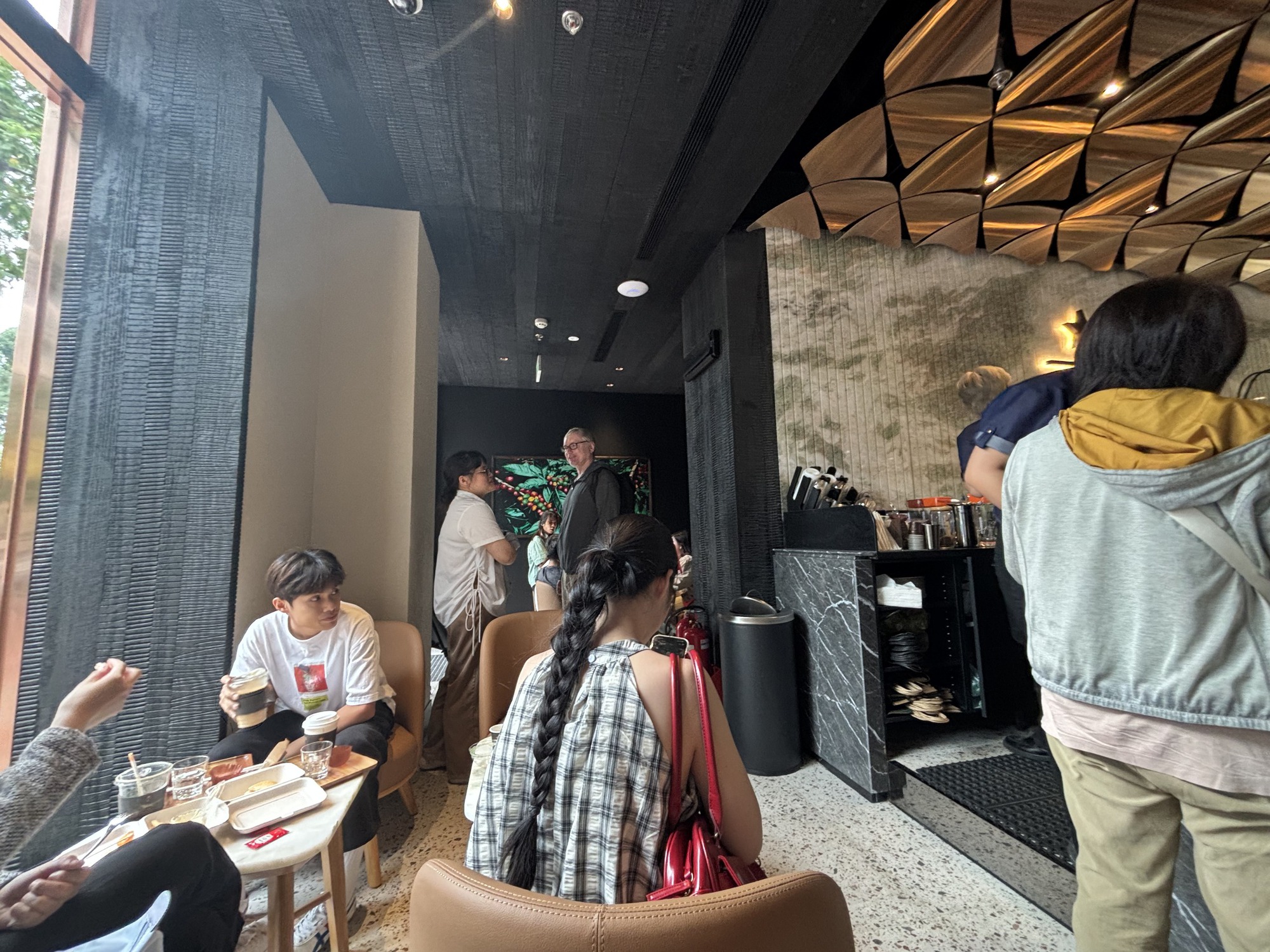 Cảnh tượng bất ngờ xảy ra trong ngày khai trương Starbucks mới sau khi từ bỏ mặt bằng cũ gần 1 tỷ/tháng- Ảnh 4.