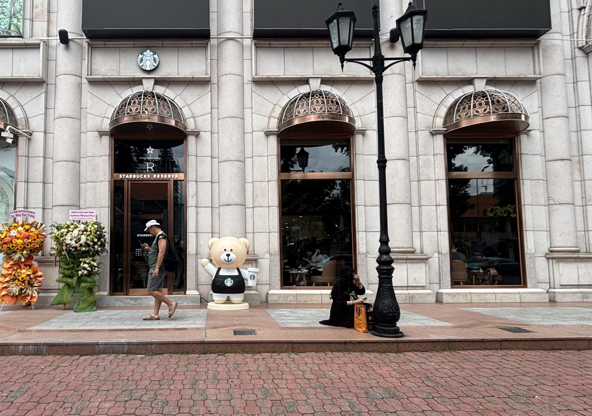 Cảnh tượng bất ngờ xảy ra trong ngày khai trương Starbucks mới sau khi từ bỏ mặt bằng cũ gần 1 tỷ/tháng- Ảnh 2.