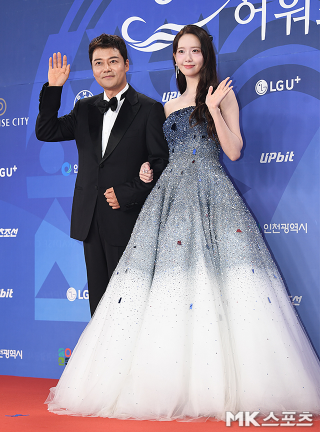 Siêu thảm đỏ Rồng Xanh 2025: Yoona ngã 1 cú "tuyệt đối điện ảnh", Hyeri hở bạo so đọ IU, Lee Kwang Soo bất ngờ hóa nam thần không thua Park Bo Gum- Ảnh 1.