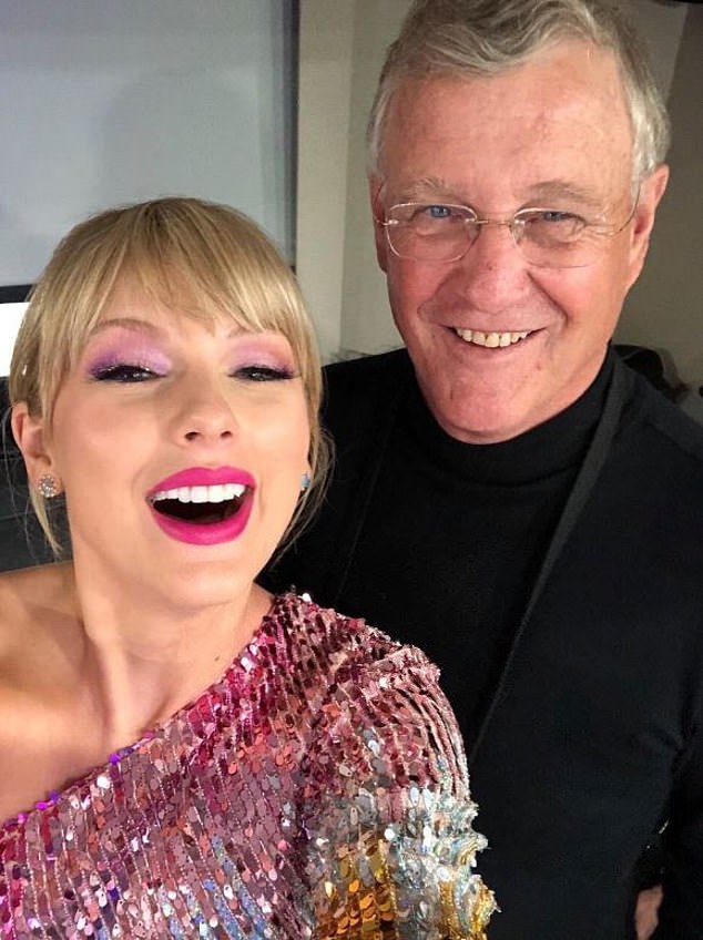 Taylor Swift khóc bên giường bệnh của bố, bạn trai cầu thủ phản ứng gây sốt, nhận tiếng 