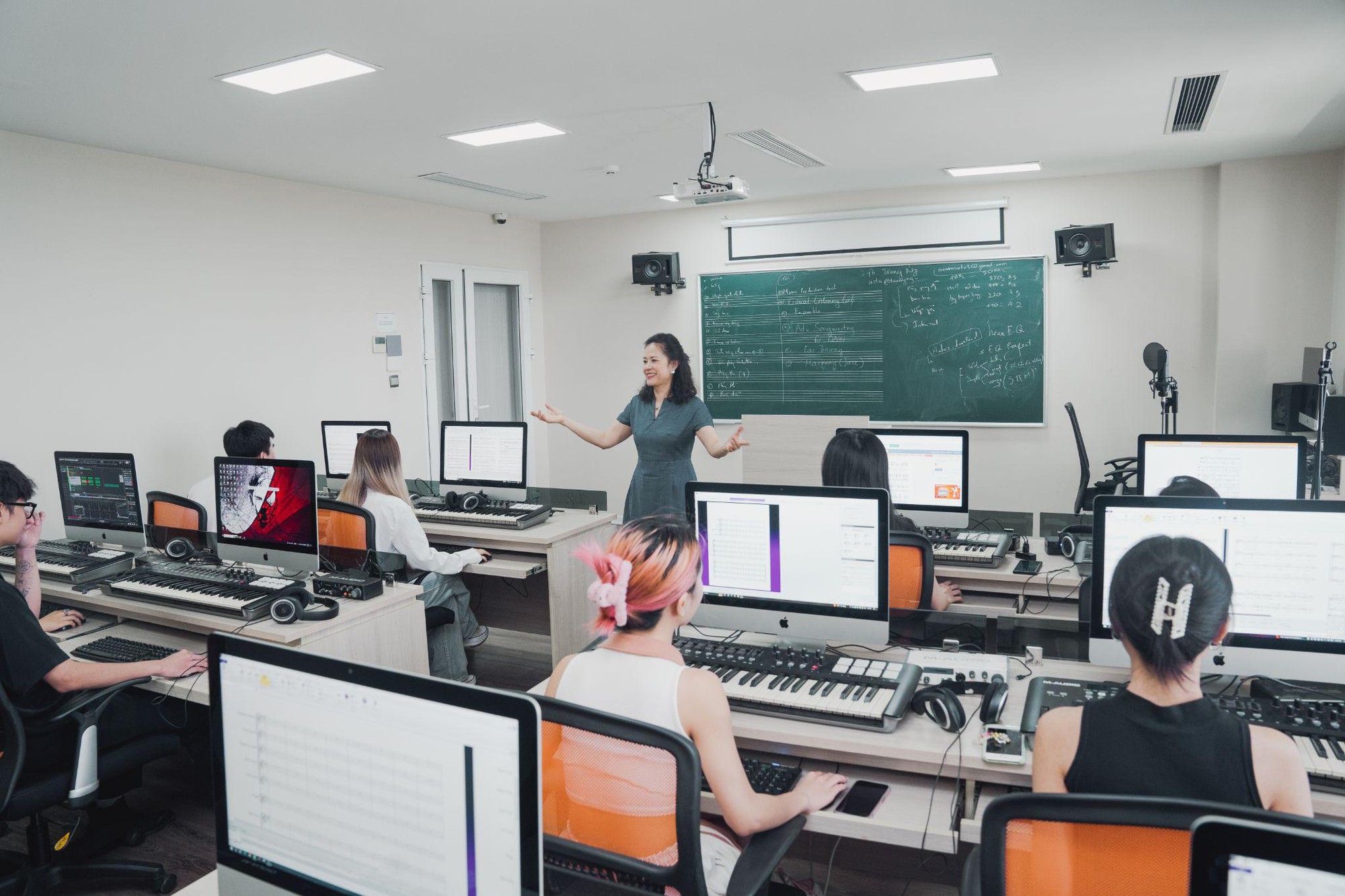 Sân khấu tốt nghiệp bùng nổ như concert của sinh viên ngành Thanh nhạc Trường Đại học Thăng Long- Ảnh 5.