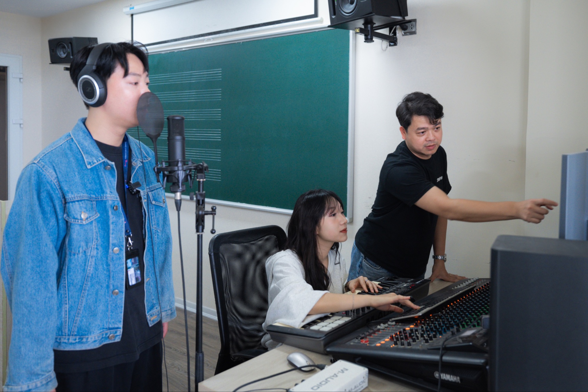 Sân khấu tốt nghiệp bùng nổ như concert của sinh viên ngành Thanh nhạc Trường Đại học Thăng Long- Ảnh 6.