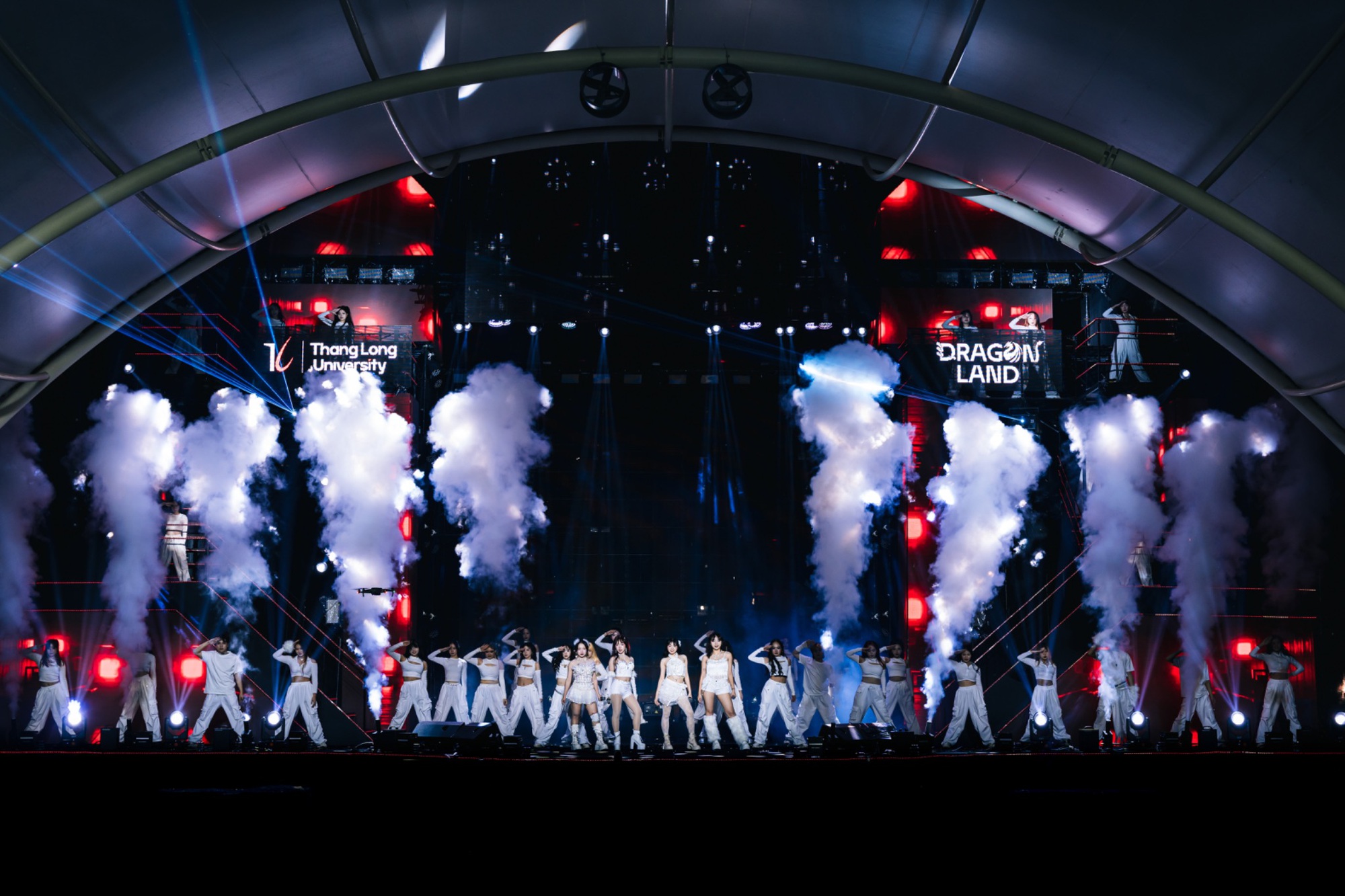 Sân khấu tốt nghiệp bùng nổ như concert của sinh viên ngành Thanh nhạc Trường Đại học Thăng Long- Ảnh 7.