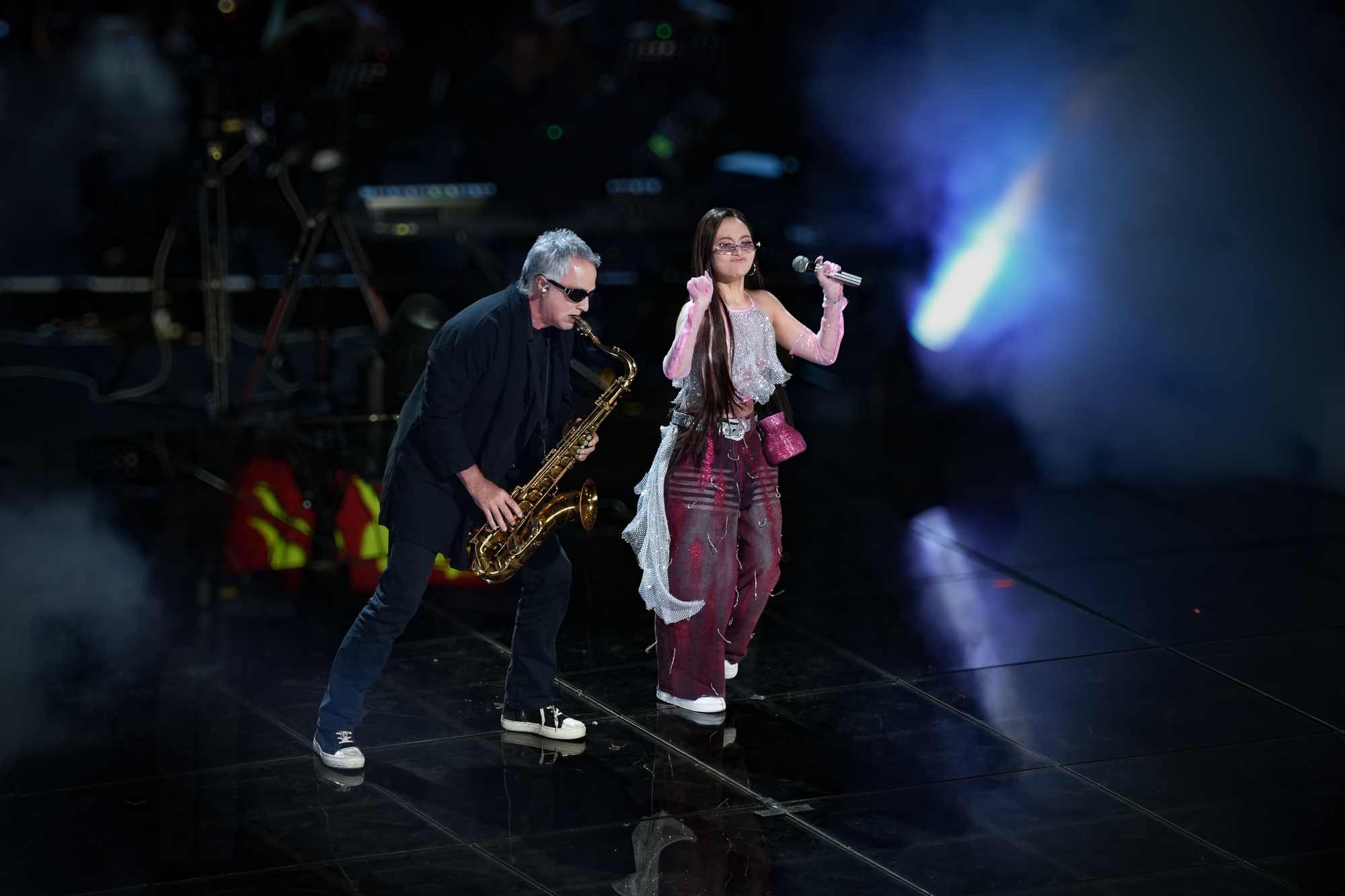 Phương Mỹ Chi slay nhất Bán kết 2 Sing! Asia: Hát rap rồi múa bụng lẫn popping đều cân đẹp, netizen yêu cầu “giảm sức mạnh ngay”- Ảnh 7.