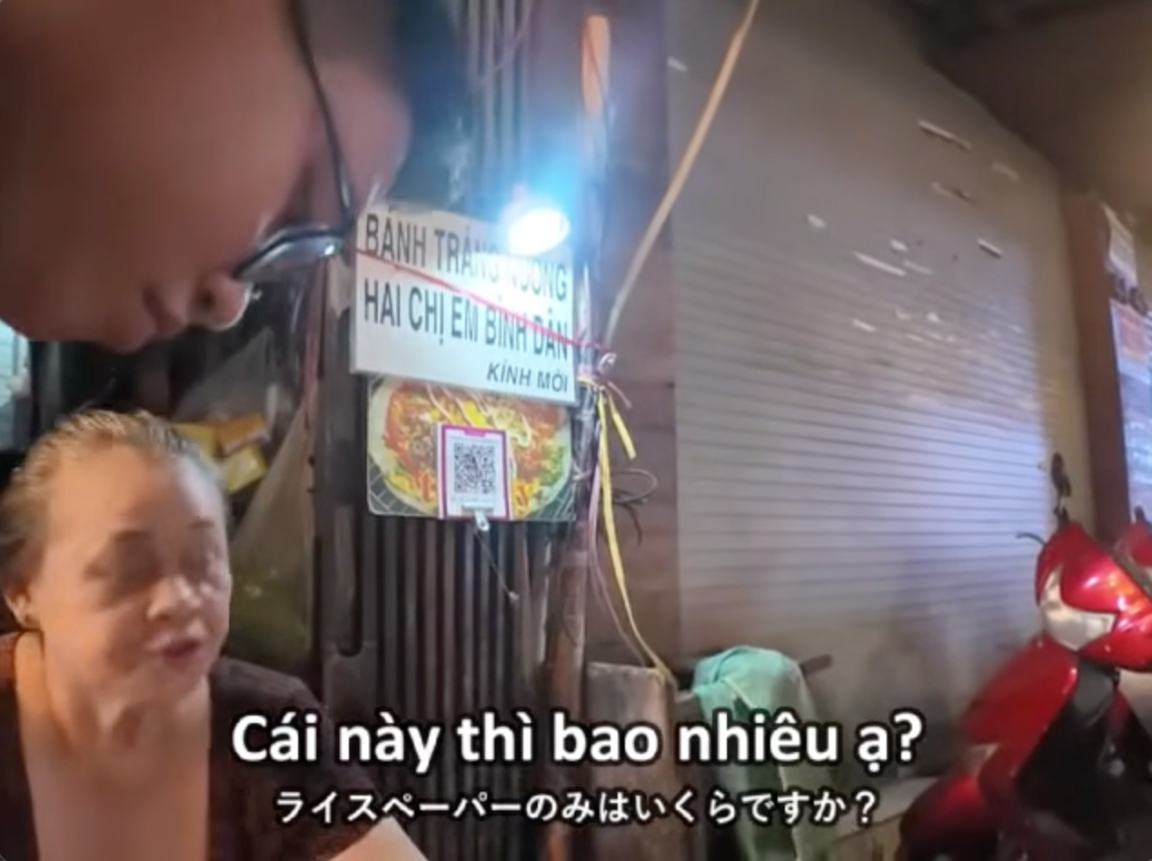 Khách Nhật ngỡ ngàng khi hỏi giá bánh tráng nướng ở phố đi bộ Nguyễn Huệ- Ảnh 2.