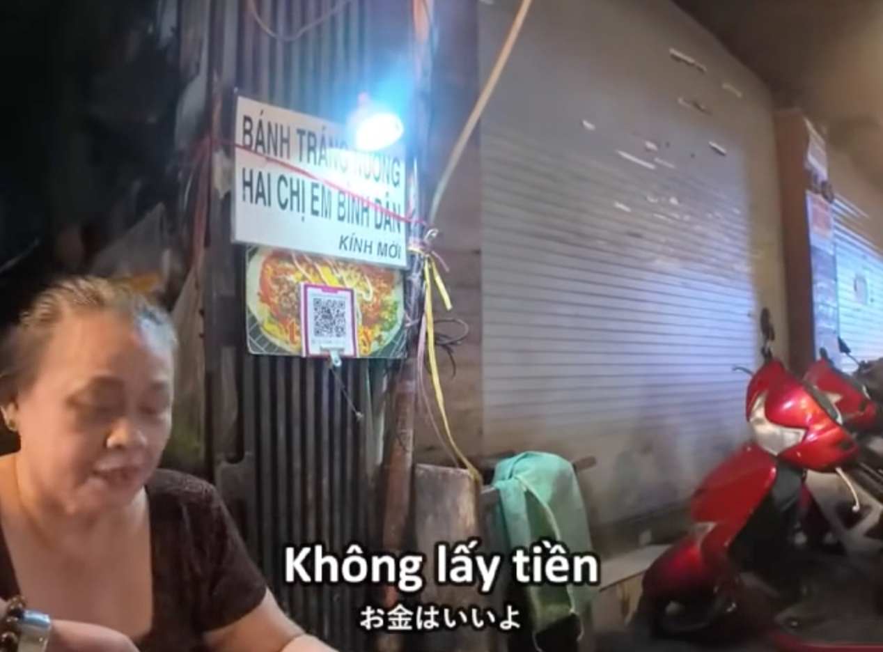 Khách Nhật ngỡ ngàng khi hỏi giá bánh tráng nướng ở phố đi bộ Nguyễn Huệ- Ảnh 3.