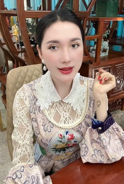 Clip: Ngọc Trinh cười nhạt, quay ngoắt bỏ đi khi vừa nghe tên người này- Ảnh 1.