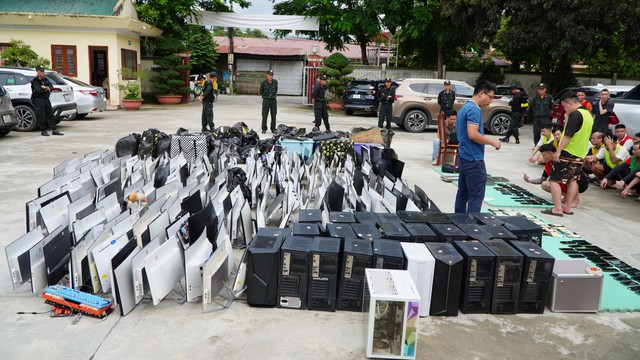 Gần 200 cảnh sát ra quân, bắt 74 người, tịch thu 2 thùng tài liệu lớn chứa hàng trăm kịch bản lừa đảo- Ảnh 3.