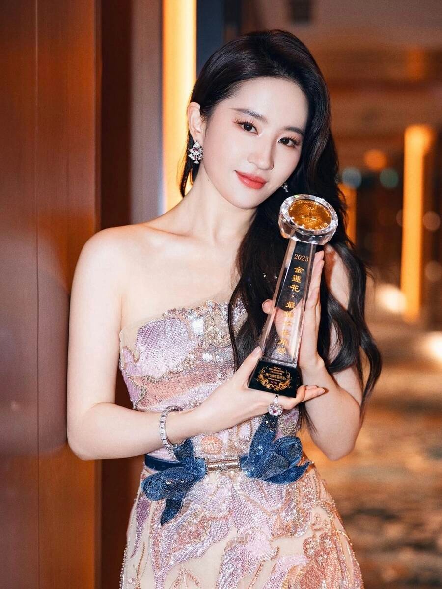 37 tuổi, Lưu Diệc Phi rũ bỏ hình tượng “thần tiên tỷ tỷ”, bước vào vai diễn gai góc nhất sự nghiệp- Ảnh 3. 37 tuổi, Lưu Diệc Phi rũ bỏ hình tượng “thần tiên tỷ tỷ”, bước vào vai diễn gai góc nhất sự nghiệp- Ảnh 3.