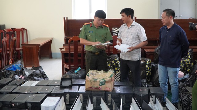 Gần 200 cảnh sát ra quân, bắt 74 người, tịch thu 2 thùng tài liệu lớn chứa hàng trăm kịch bản lừa đảo- Ảnh 4.