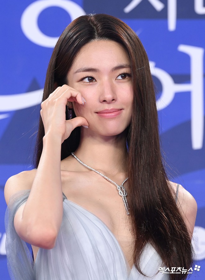 Ngã sấp mặt ở fashion week, gái xinh nay hoá 