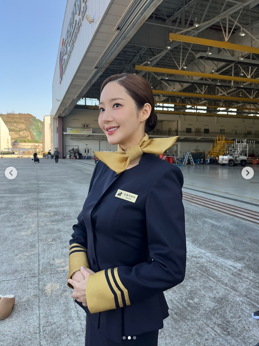 Tìm đâu được nữ tiếp viên hàng không đẹp cỡ này: Visual mướt mượt ngắm khó rời mắt, netizen rần rần thả tim không kịp- Ảnh 3.