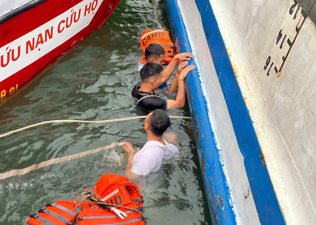 Vụ lật tàu ở Hạ Long: Những dòng tin tìm người thân nghẹn ngào lan khắp mạng xã hội- Ảnh 7.