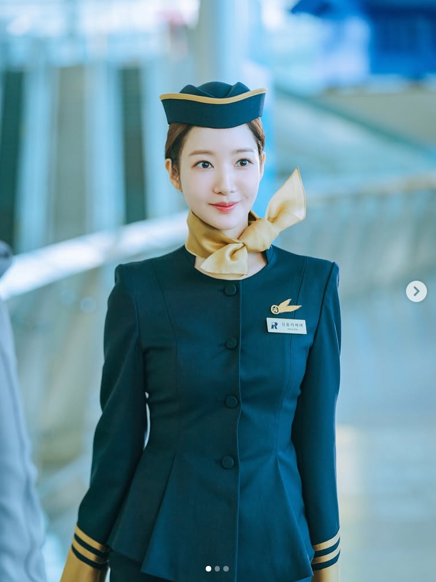 Tìm đâu được nữ tiếp viên hàng không đẹp cỡ này: Visual mướt mượt ngắm khó rời mắt, netizen rần rần thả tim không kịp- Ảnh 2.