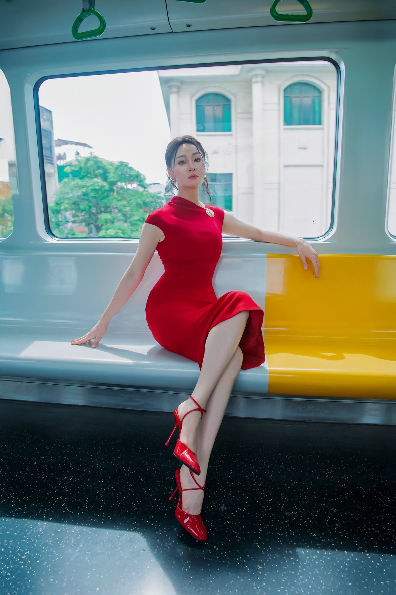 “Mẹ chồng Phương Oanh” thời trẻ đẹp sắc nước hương trời, U50 vẫn sở hữu vóc dáng nuột nà khó tin- Ảnh 5.