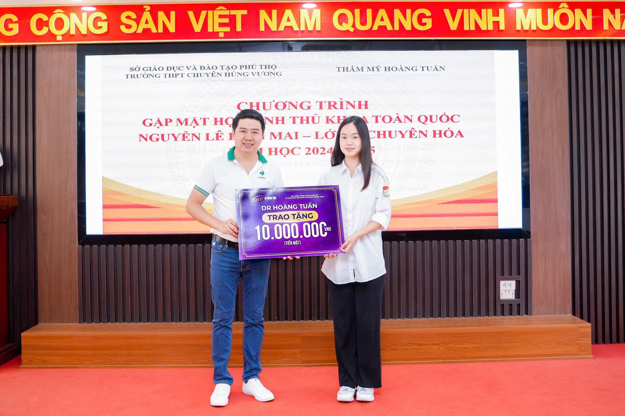 Danh tính vị Tiến sĩ tặng món quà 110 triệu đồng cho nữ thủ khoa Hiền Mai: Từng thưởng nóng cho Xuân Son 100 triệu, sở hữu căn biệt thự rộng đến 6.000m2- Ảnh 1.