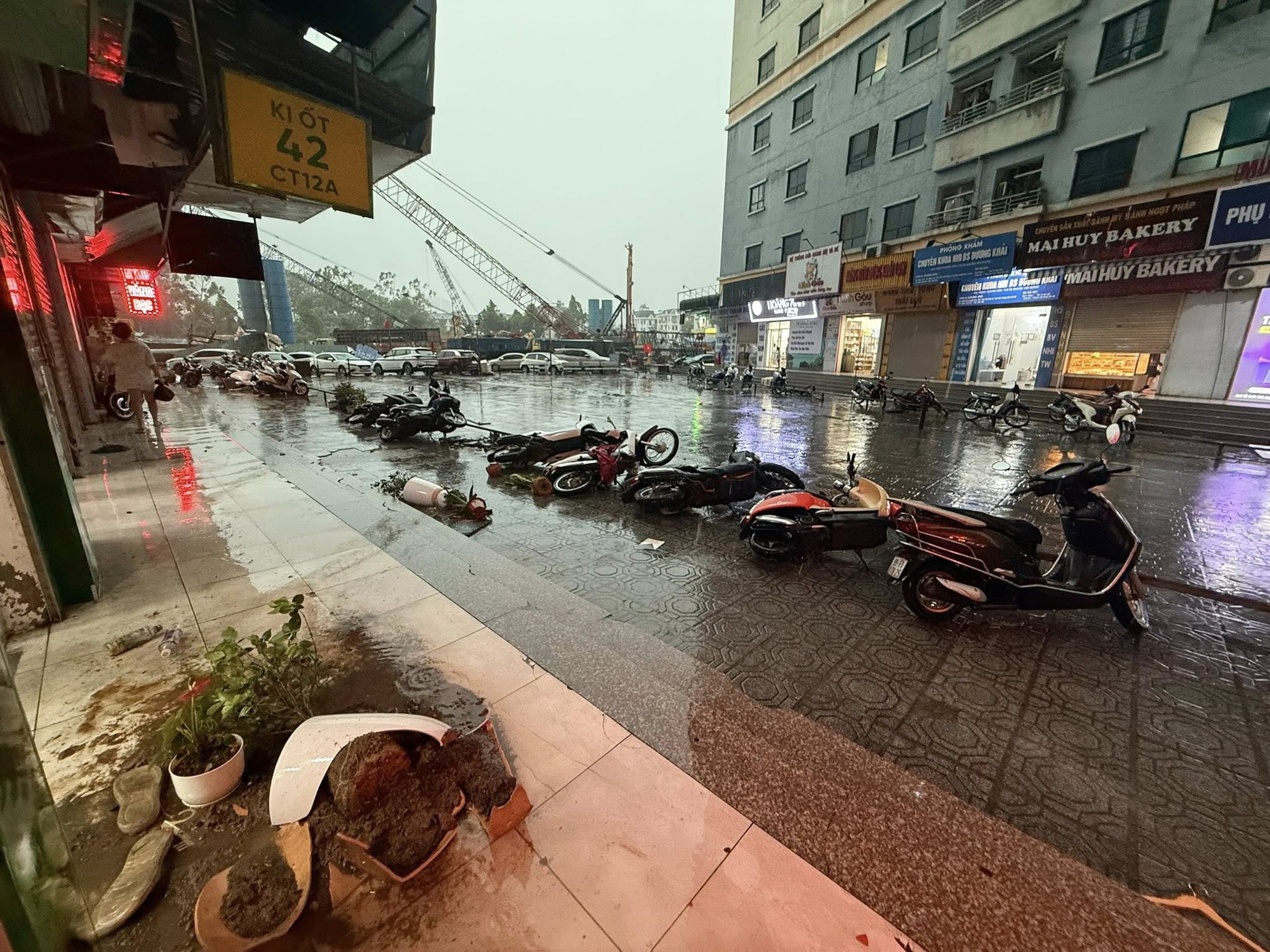 Cập nhật Hà Nội lúc này: Mưa giông kinh hoàng, "bão bụi" mịt mù khiến xe máy đổ la liệt, nhiều đồ vật bị thổi bay trên đường- Ảnh 6.