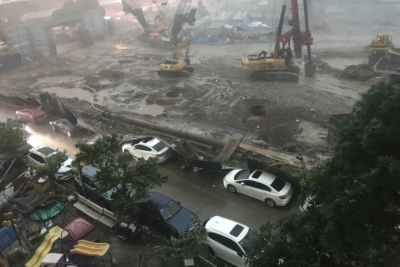 Diễn biến toàn cảnh cơn giông lốc bất ngờ “đánh úp” chiều 19/7 khiến người dân Hà Nội không kịp trở tay- Ảnh 15.