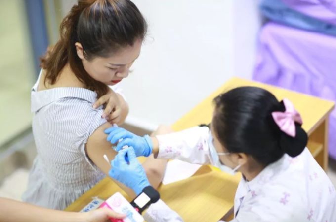 Có nên tiêm vắc xin HPV khi đang mắc hoặc đang điều trị bệnh phụ khoa không?- Ảnh 2.