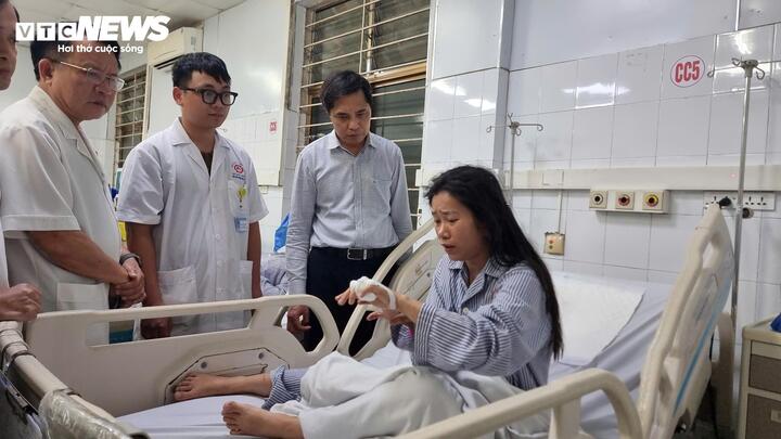 Vụ lật tàu ở Quảng Ninh: Vớt được 34 thi thể; triển khai đặc công nước tìm kiếm- Ảnh 1.