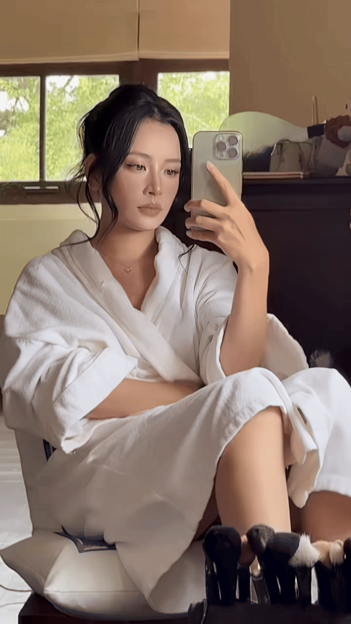 1 hành động chứng minh Chi Pu chẳng để tâm đến lời mỉa mai của Văn Mai Hương- Ảnh 1.