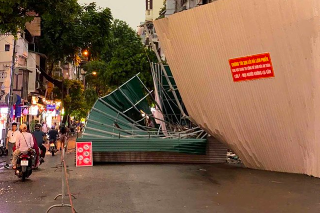 Rào chắn tòa nhà "hàm cá mập" đổ sập, 2 du khách nước ngoài bị thương- Ảnh 1.