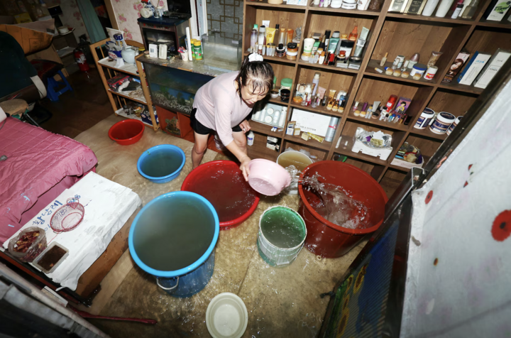 Hàn Quốc trải qua trận mưa lịch sử, gần 3.000 người không thể quay trở về nhà- Ảnh 5.