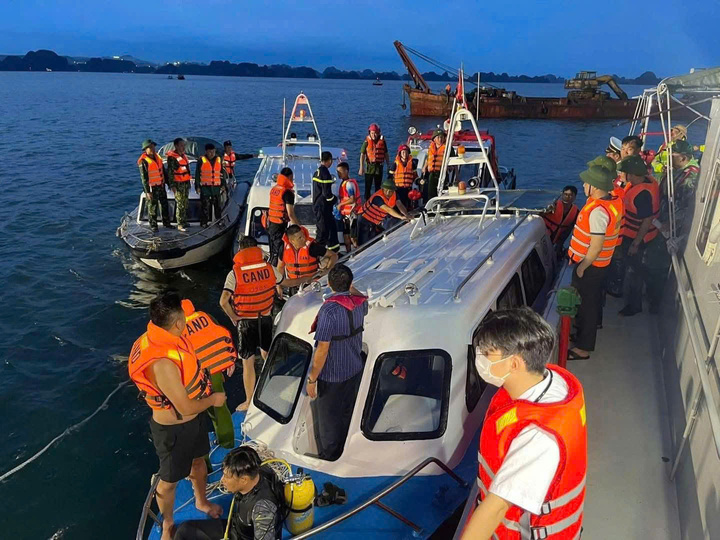 Hình ảnh mới nhất tại hiện trường vụ lật tàu thương tâm trên vịnh Hạ Long- Ảnh 3.