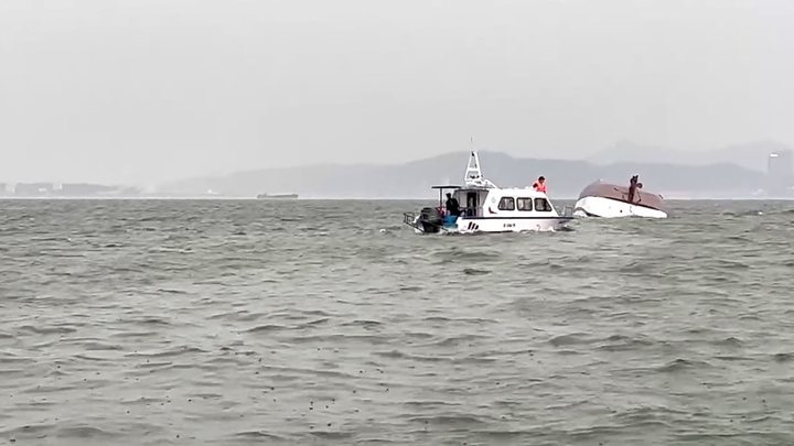 Vụ lật tàu ở Quảng Ninh: Vớt được 34 thi thể; triển khai đặc công nước tìm kiếm- Ảnh 12.