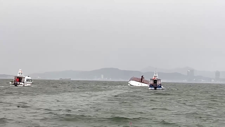 Vụ lật tàu ở Quảng Ninh: Vớt được 34 thi thể; triển khai đặc công nước tìm kiếm- Ảnh 13.