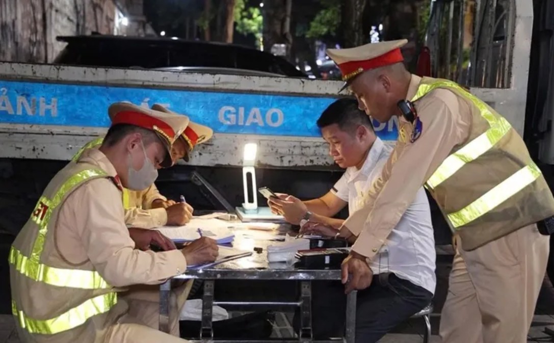 Nam tài xế ở Hà Nội vi phạm nồng độ cồn vì người yêu doạ: "Anh phải chở về, nếu không sẽ chia tay"- Ảnh 1.