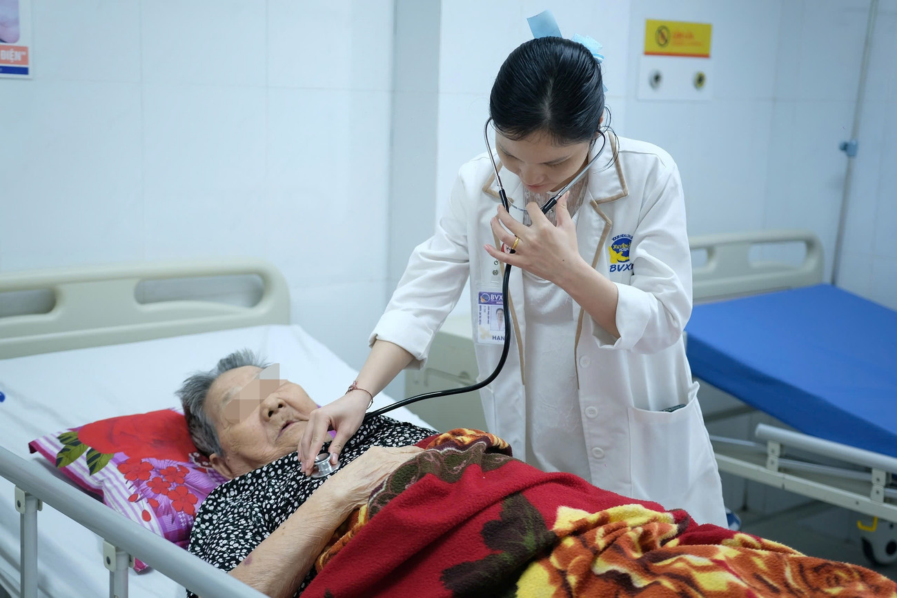 Bơm 'xi măng' vào xương sống cứu cụ bà 102 tuổi- Ảnh 2.