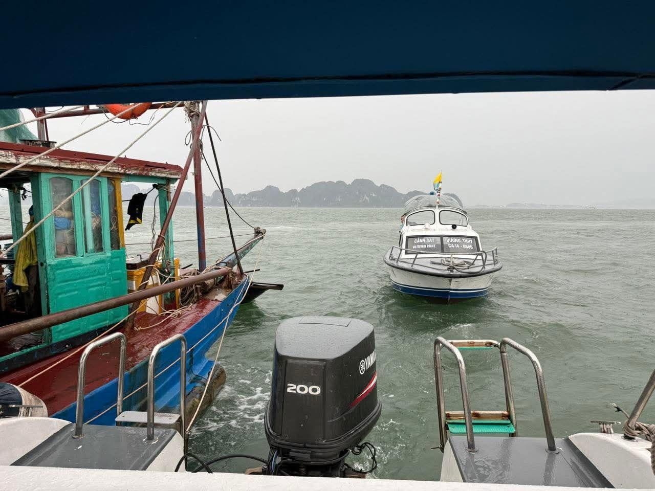 Hiện trường vụ đắm tàu du lịch chở 53 người trên Vịnh Hạ Long, đặc công nước được huy động cứu nạn- Ảnh 1.
