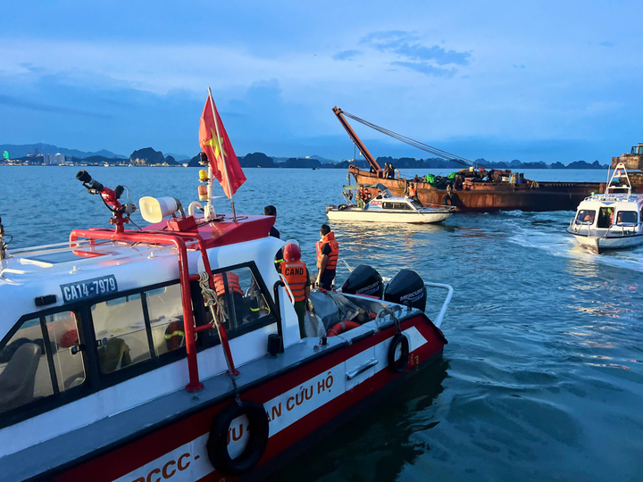 Vụ lật tàu ở Quảng Ninh: Vớt được 34 thi thể; triển khai đặc công nước tìm kiếm- Ảnh 11.