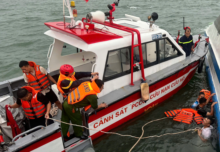 Vụ lật tàu ở Quảng Ninh: Vớt được 34 thi thể; triển khai đặc công nước tìm kiếm- Ảnh 9.