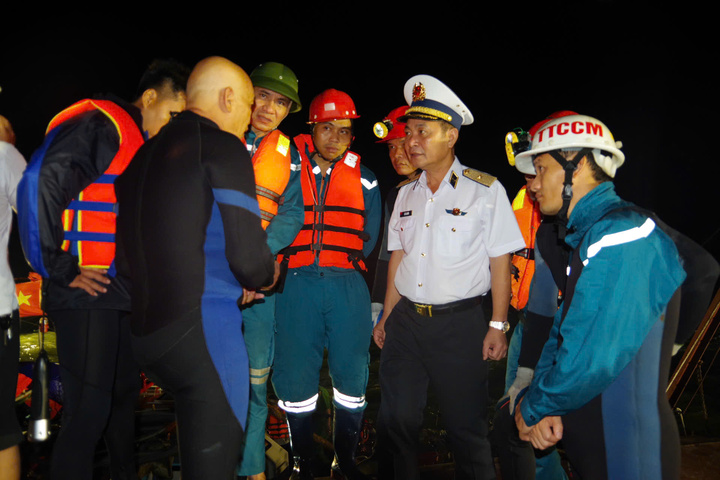Vụ lật tàu ở Quảng Ninh: Vớt được 34 thi thể; triển khai đặc công nước tìm kiếm- Ảnh 3.