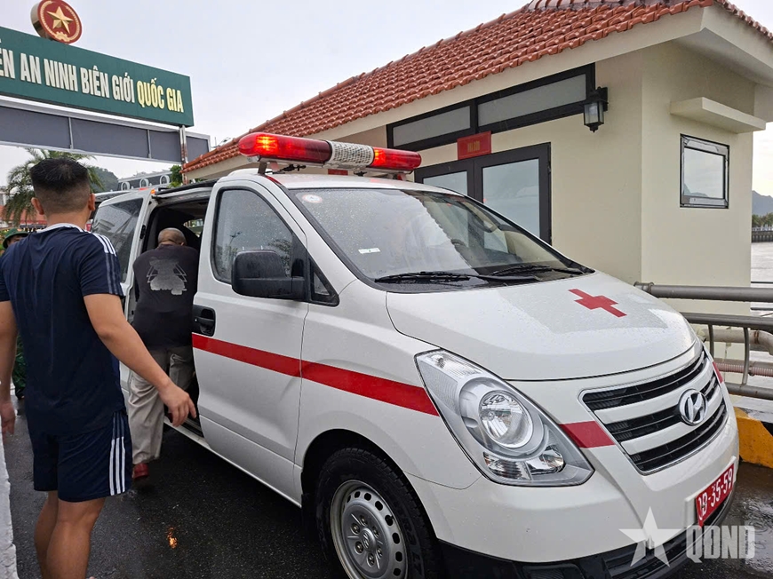 Đắm tàu du lịch trên Vịnh Hạ Long chở 53 người: Cứu được 7 người, đưa 3 thi thể lên bờ- Ảnh 2. Đắm tàu du lịch trên Vịnh Hạ Long chở 53 người: Cứu được 7 người, đưa 3 thi thể lên bờ- Ảnh 2.