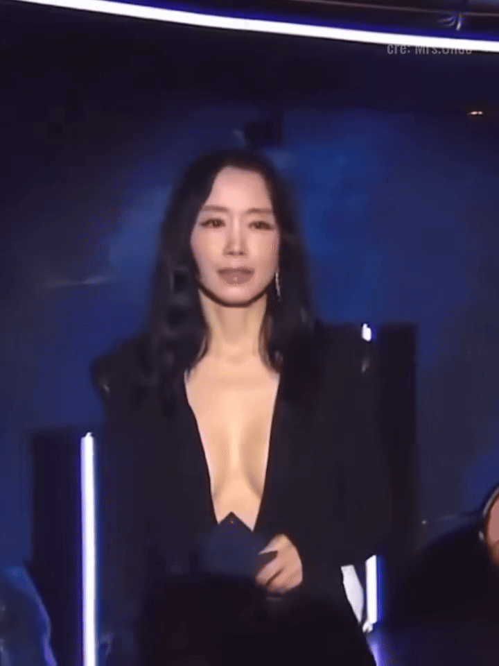 Minh tinh 52 tuổi hot nhất Rồng Xanh, khiến Lee Byung Hun đứng hình- Ảnh 5.