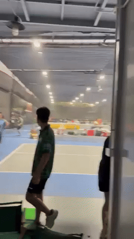 Mưa gió lớn làm sập loạt sân pickleball ở Hà Nội, mái tôn bay, người chơi tháo chạy- Ảnh 4.
