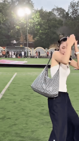Sân bóng tại Hà Nội tan hoang do mưa dông dữ dội, mỹ nhân bóng đá bị gió thổi ngã dúi dụi- Ảnh 2. Sân bóng tại Hà Nội tan hoang do mưa dông dữ dội, mỹ nhân bóng đá bị gió thổi ngã dúi dụi- Ảnh 2.