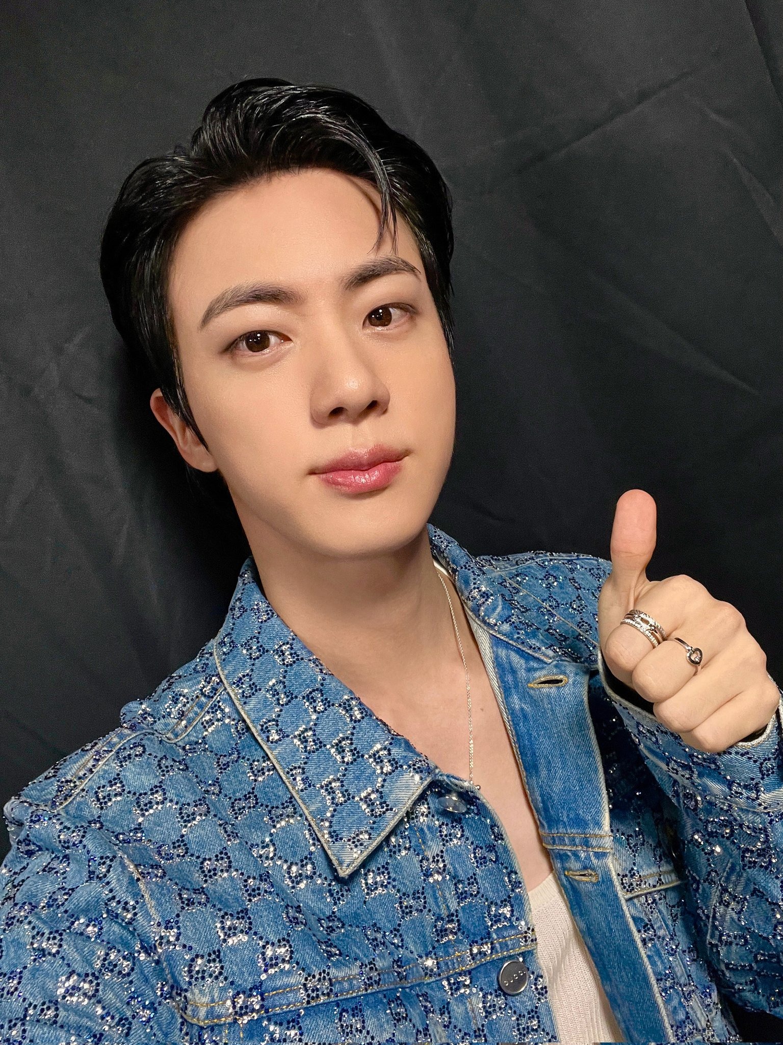 Đến lượt Jin (BTS) tái hiện màn kiss cam tai tiếng toàn cầu: Đến lượt Jin (BTS) tái hiện màn kiss cam tai tiếng toàn cầu: