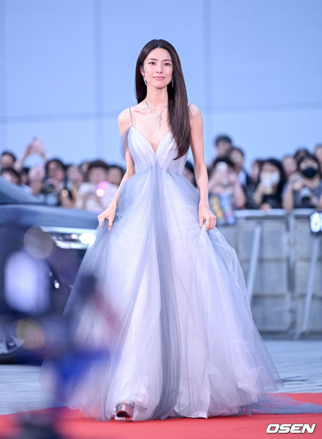 Ngã sấp mặt ở fashion week, gái xinh nay hoá 